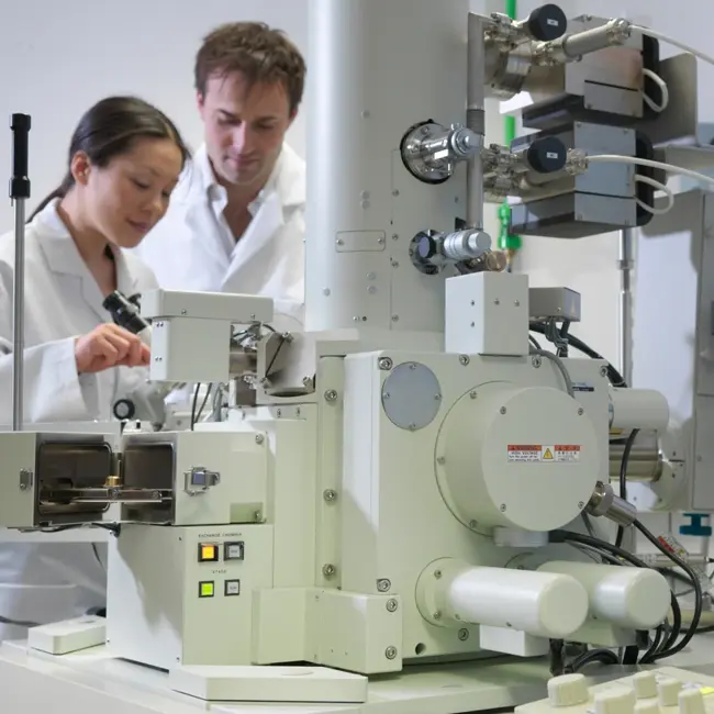 Loadlock transducer for electron microscope